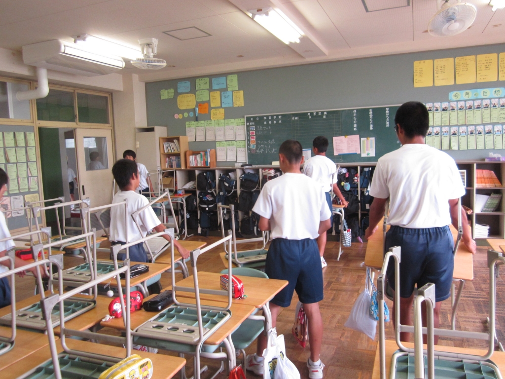 真面目に清掃中・・・デス 深谷市立明戸中学校Web